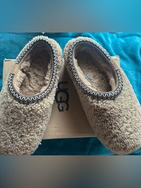 NIB   UGG W Tasman Maxi Curly - Chestnut Brown